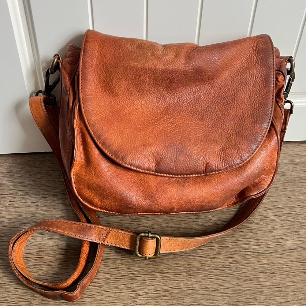 Women's Tan Leather Crossbody Bag - Classic Saddle Style